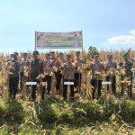 Kapolres Takalar Pimpin Panen Jagung Bersama Kelompok Tani di Desa Towata, Dukung Ketahanan Pangan Nasional IMG-20250502-WA0044