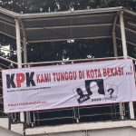 Spanduk KPK Kami Tunggu di Kota Bekasi Terpasang di Depan Gedung Merah Putih KPK IMG-20251227-WA0013