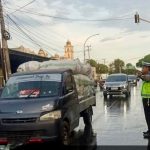 Satlantas Polres Takalar Tetap Siaga di Tengah Hujan, Arus Lalu Lintas Dipastikan Aman dan Lancar
