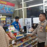 Sambang Malam di Mini Market, Bhabinkamtibmas Desa Tarembang Perkuat Sinergi Kamtibmas Bersama Warga