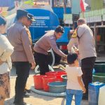 Polres Takalar Peduli dan Salurkan Air Bersih untuk Warga Terdampak Kekeringan di Marbo