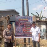 Musim Kemarau, Bhabinkamtibmas Massamaturu Pasang Spanduk Cegah Kebakaran dan Karhutla