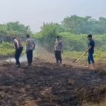 Gerak Cepat Polsek Galesong Selatan Padamkan Kebakaran Lahan Bekas Empang di Takalar